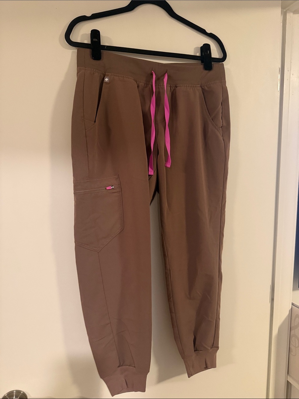 Figs Zamora jogger in smokey taupe